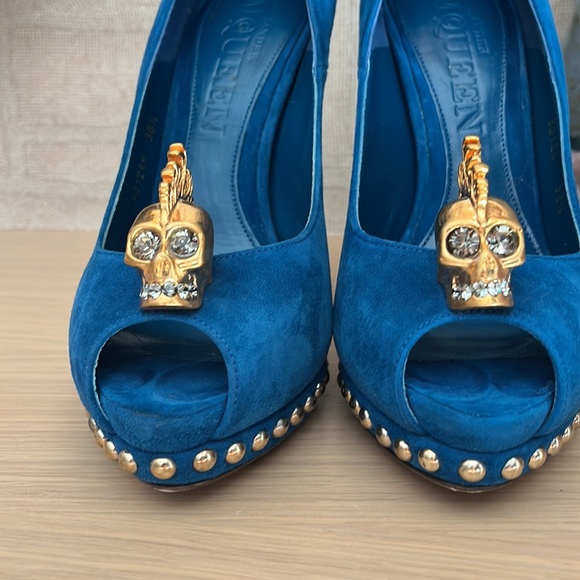 Blue suede high heeled peep toe pump - Picture 5 of 11